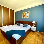 Central 2Bdr Apt - Excellent Location