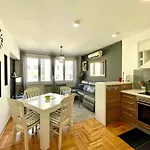 Central 2Bdr Apt - Excellent Location