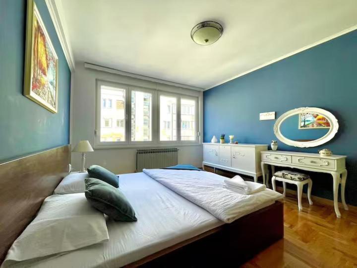 Apartment 2bdr - Excellent Location *