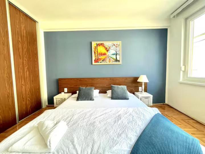 2bdr - Excellent Location Apartment